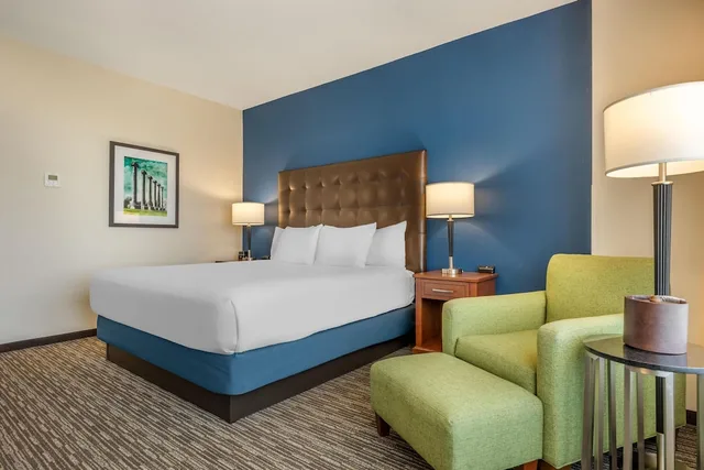 غرفة بسرير كينج في طابق مرتفع، Drury Plaza Hotel Columbia East 2/3