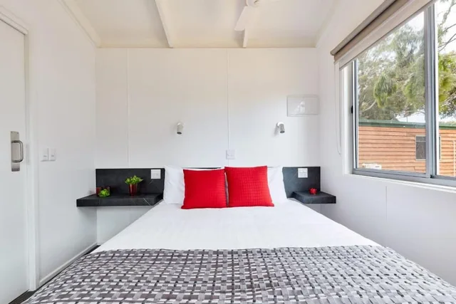 كابينة بسرير كوين وسرير بطابقين لذوي الإعاقة، Torquay Foreshore Caravan Park 1/2
