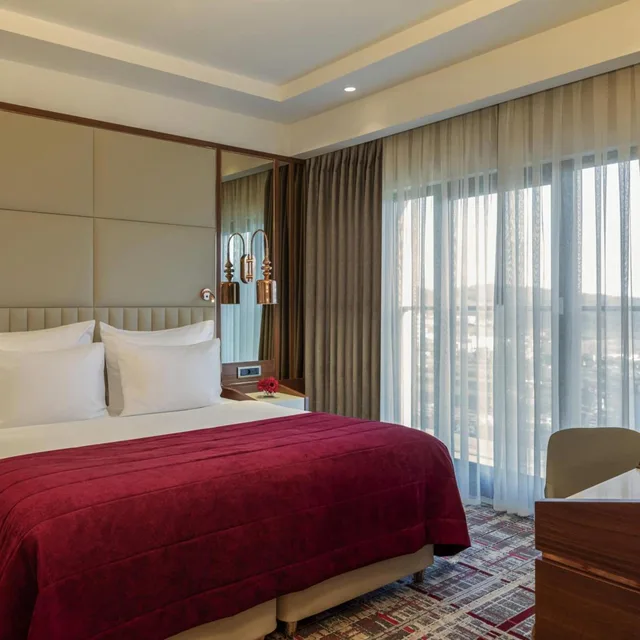 غرفة سوبيريور بسرير كينج وسرير كوين، Movenpick Hotel Istanbul Asia Airport 4/8