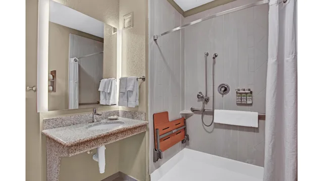 جناح بسرير كينج وسريرين كوين بغرفتي نوم لذوي الإعاقة، Staybridge Suites Salt Lake-West Valley City 3/4