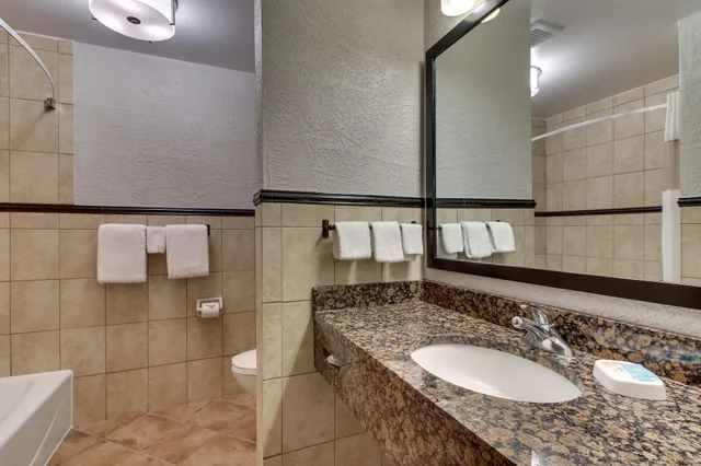 جناح بسرير كينج بغرفتين مع أريكة في طابق مرتفع، Drury Inn and Suites Phoenix Happy Valley 5/10