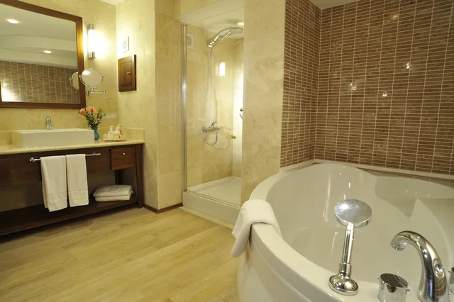 جناح ديلوكس بسرير كينج وسرير فردي بغرفتي نوم، Marti Resort Hotel 1/2