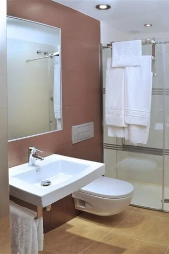 غرفة ثلاثية، Hotel Alhambra 1/1