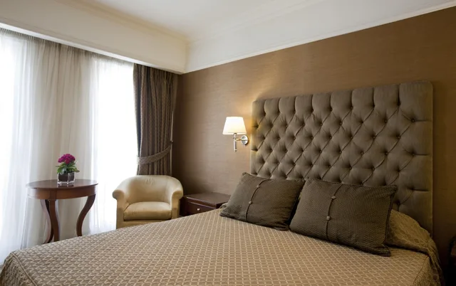 غرفة قياسية بسرير كوين، Hera Hotel 3/3