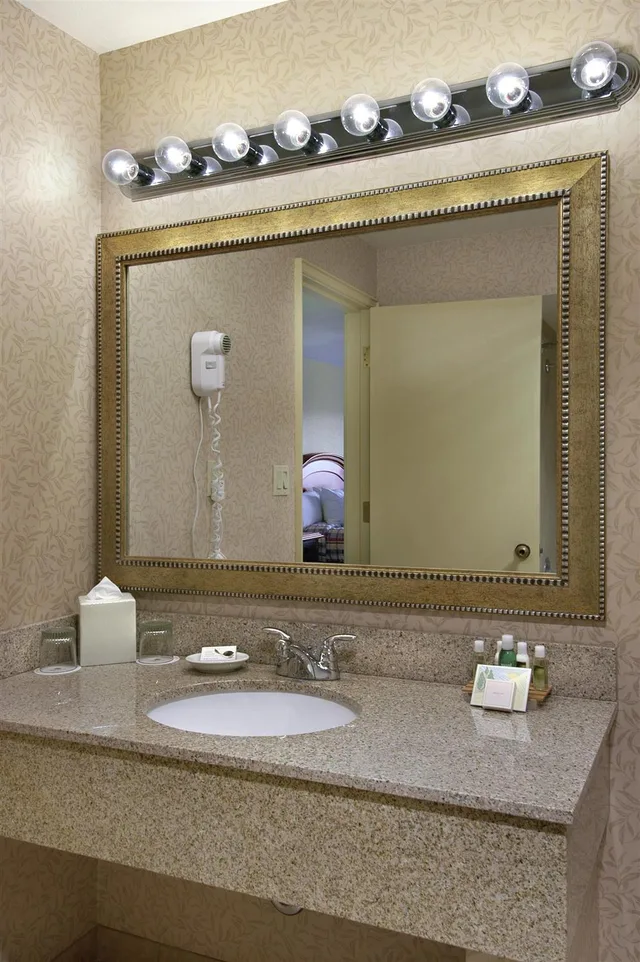 غرفة بسرير كينج، Red Lion Hotel Kelso Longview 4/10