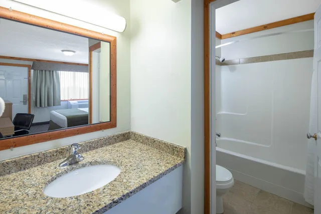 غرفة بسرير كينج وسرير كوين في الطابق الأرضي، Travelodge by Wyndham Golden Sportsman Lodge 12/15