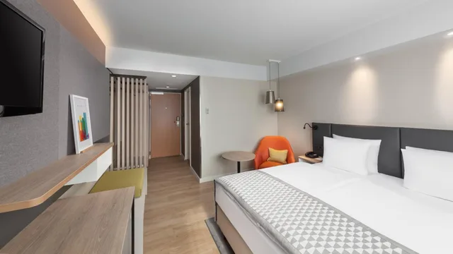 غرفة قياسية بسرير كينج وسرير كوين، Holiday Inn Munich - City Centre 1/5