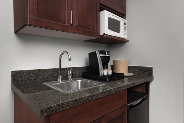غرفة بسرير كينج بشرفة مع أريكة، Holiday Inn & Suites Durango Downtown 1/1