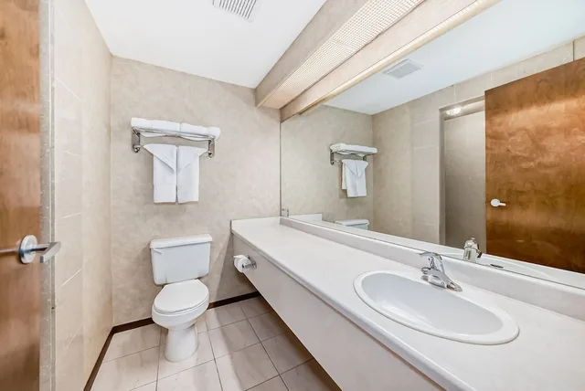 غرفة تنفيذية بسرير كينج بحوض جاكوزي، Stony Plain Inn & Suites 3/7
