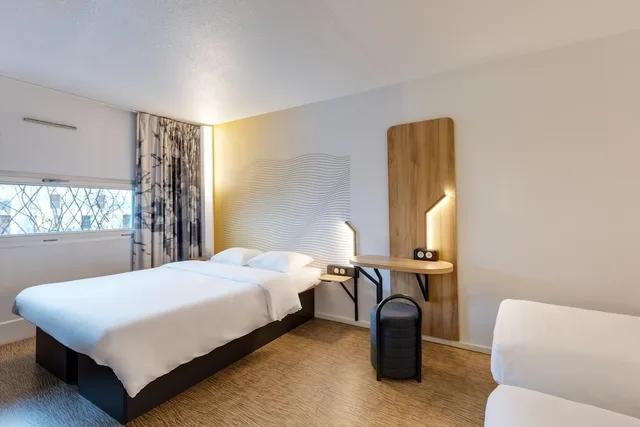 غرفة رباعية بسرير مزدوج وسريرين منفصلين، B&B Hotel Lille Centre Grand Palais 2/4
