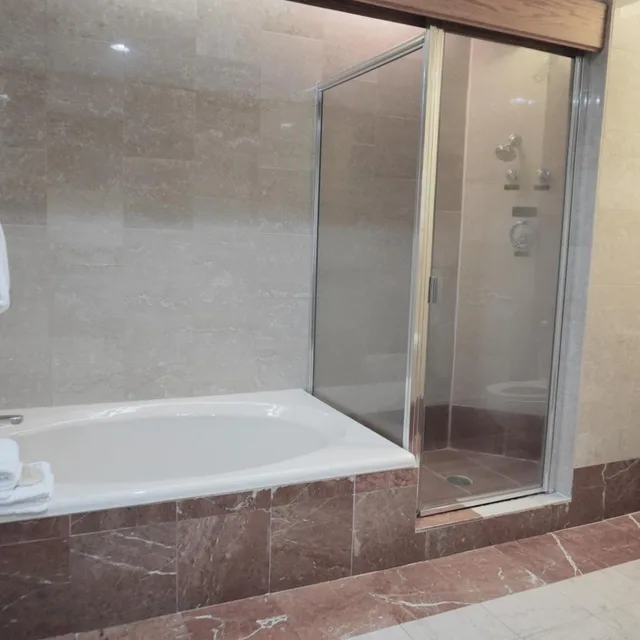 جناح تنفيذي بسرير كينج بإطلالة على المدينة مع أريكة بحوض جاكوزي لذوي الإعاقة، Haywood Park Hotel, Ascend Hotel Collection 4/6