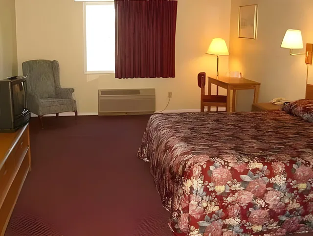 غرفة بسرير كينج، Red Carpet Inn North Syracuse 2/2