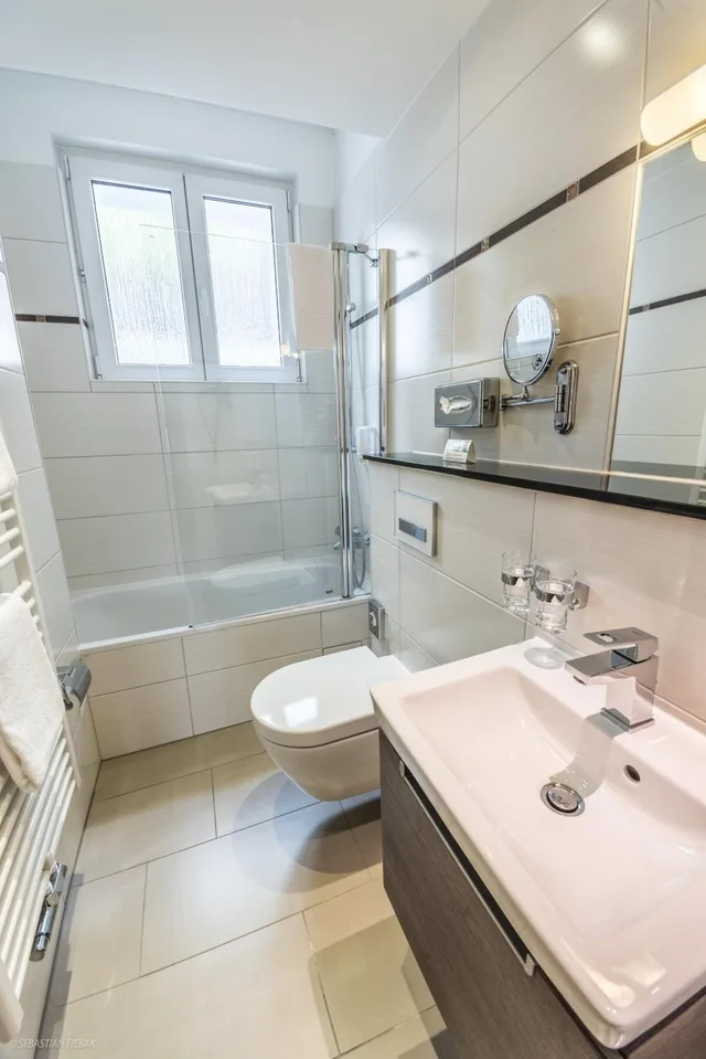 جناح جونيور، Hotel Lousberg 4/4
