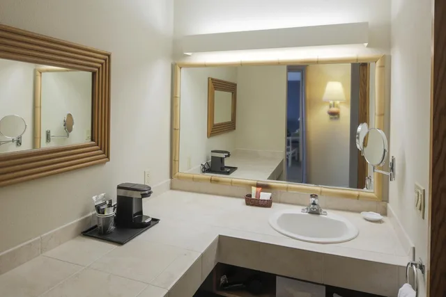 جناح بسرير كينج بغرفة نوم واحدة مع أريكة، Bay Club Hotel & Marina 2/2