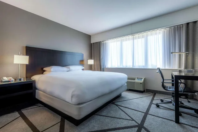 جناح جونيور بسرير كينج مع أريكة، DoubleTree by Hilton Hotel Los Angeles Norwalk 2/6