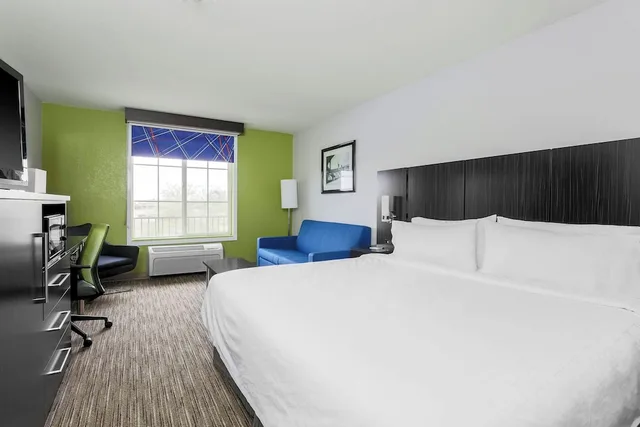 غرفة قياسية بسرير كينج مع أريكة، Holiday Inn Express Lancaster 1/4