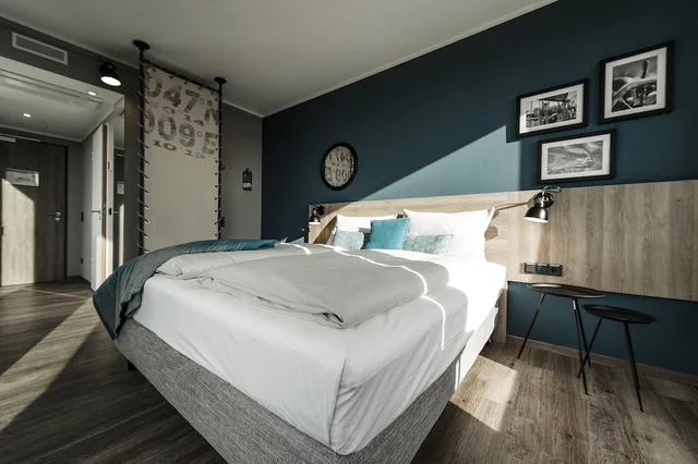 غرفة قياسية بسريرين منفصلين في طابق مرتفع، HARBR. hotel Konstanz 4/8
