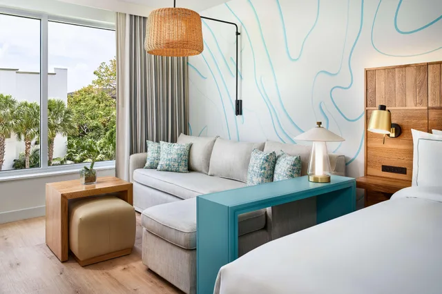 غرفة بريميوم بسرير كينج مع أريكة لذوي الإعاقة، Faro Blanco Resort Marathon Florida Keys, Curio by Hilton 1/3