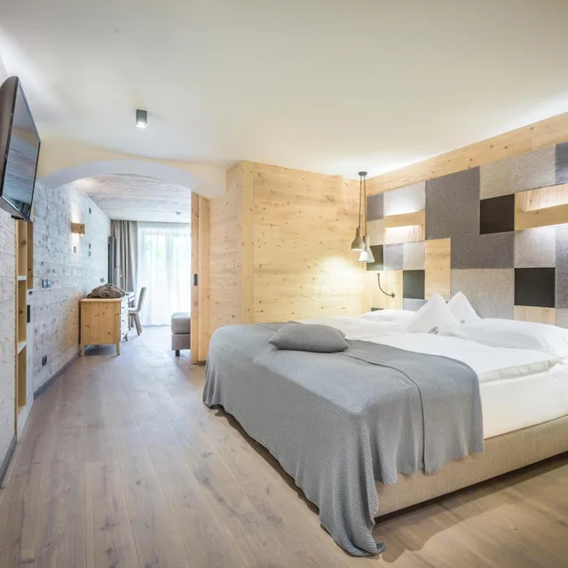 جناح جونيور، Hotel Fanes 3/6
