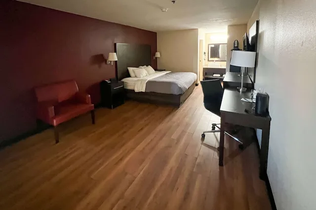 غرفة بسرير كينج، Quality Inn & Suites Near Six Flags and Medical Center 6/10