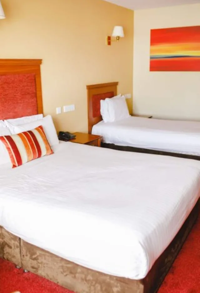 غرفة بسريرين منفصلين وسرير كينج وسرير فردي، Inn On The Coast 1/10