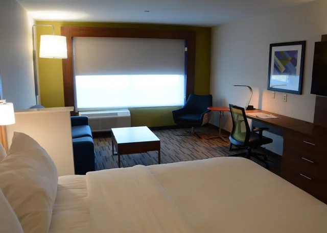 جناح بسرير كينج مع أريكة، Holiday Inn Express Suites Pittsburgh Monroeville 3/4