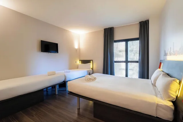 غرفة قياسية رباعية بسرير مزدوج وسريرين منفصلين، easyHotel Barcelona Fira 3/10