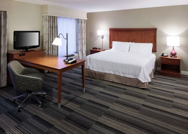 استوديو بسرير كينج مع أريكة لذوي الإعاقة، Hampton Inn Suites Davenport 1/6