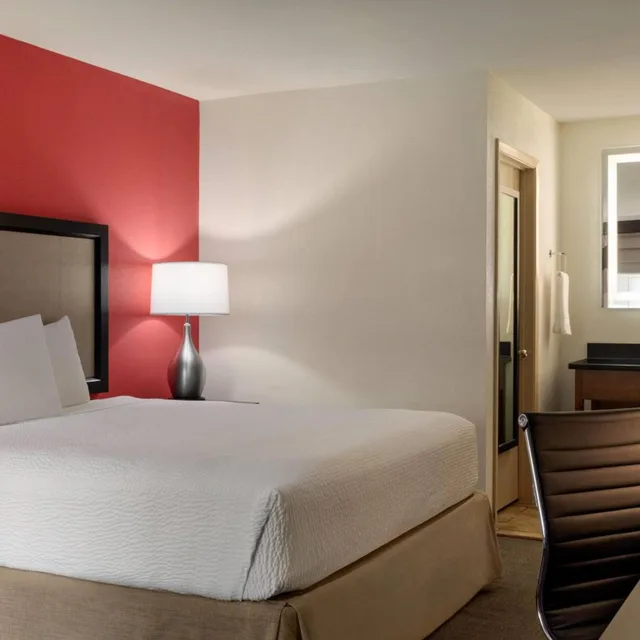 غرفة بسرير كينج بحوض استحمام لذوي الإعاقة، Ramada By Wyndham Del Rio 1/6
