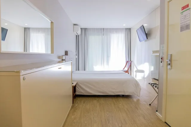 غرفة ثلاثية، Hotel Avenida 10/10