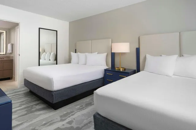 Suite, Queen Bed, Partial Ocean View, Corner, Embassy Suites By Hilton Myrtle Beach Oceanfront Resort 2/5