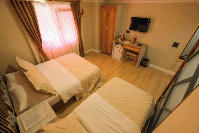 غرفة قياسية ثلاثية بسرير مزدوج وسرير فردي بإطلالة على المدينة، Frau Guler Boutique Hotel 1/5