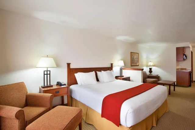 جناح بسرير كينج مع أريكة لذوي الإعاقة، Holiday Inn Express Hotel And Suites Mattoon 5/5