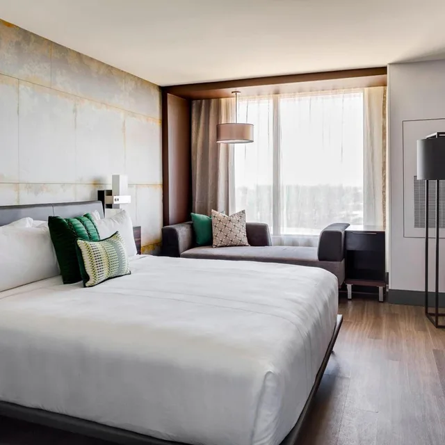 غرفة بسرير كينج مع دخول الصالة، North Charleston Marriott 2/10