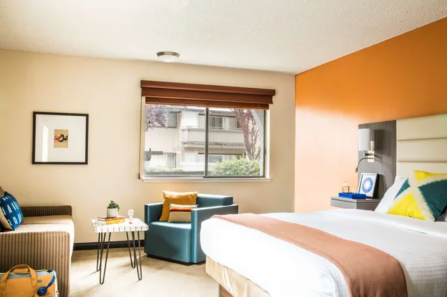 غرفة بريميوم بسرير كينج مع أريكة، Hotel Avante A Joie de Vivre Boutique Hotel 1/5