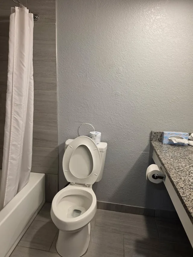 غرفة بسرير كينج للمدخنين، American Inn North Kansas City 9/10