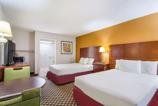 غرفة بسريرين مزدوجين بمطبخ صغير، Americas Best Value Inn Wadesboro 1/1
