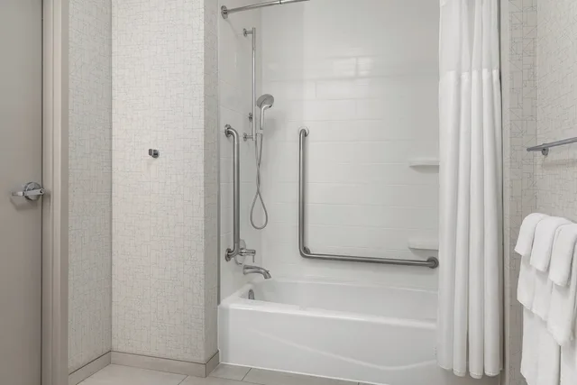 غرفة قياسية بسريرين كوين بحوض استحمام لذوي الإعاقة، Holiday Inn Express Suites Aurora 6/6