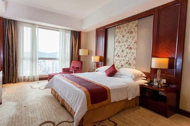 غرفة بسرير كينج بإطلالة على المدينة، Ramada Plaza by Wyndham Shaoguan City Centre 2/5
