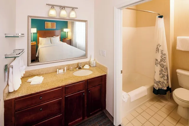 جناح بسرير كوين بغرفة نوم واحدة مع أريكة، Residence Inn by Marriott Plazzio East 1/1