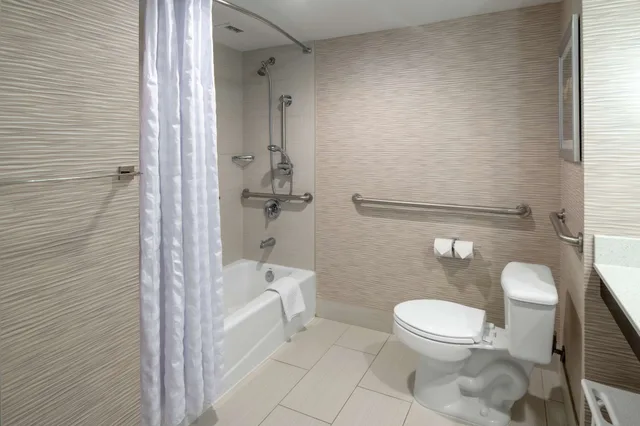 Room, King Bed, Balcony or Patio, Accessible, Doubletree By Hilton Hotel Jacksonville Airport 6/8