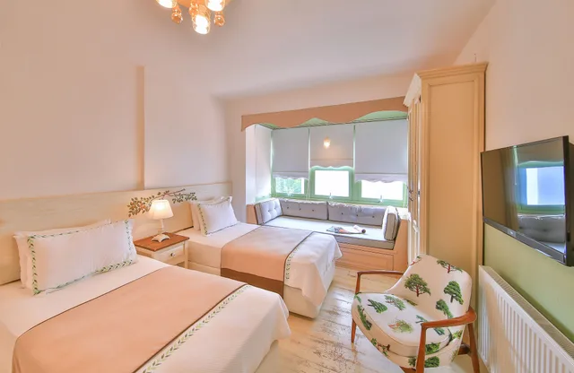 غرفة قياسية بسريرين منفصلين بإطلالة على المدينة، Palas Alacati - Adults Only 1/4