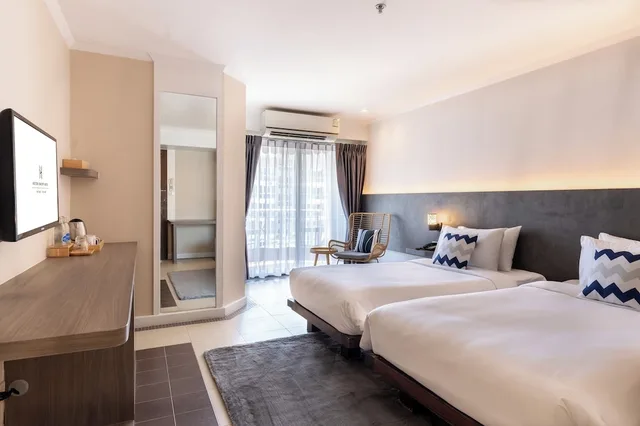 غرفة ديلوكس بسريرين منفصلين بإطلالة على المسبح بشرفة، Heeton Concept Hotel Pattaya by Compass Hospitality 2/3