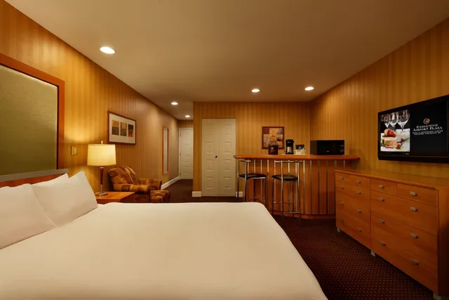جناح بسرير كوين بجاكوزي، Executive Hotel Vancouver Airport 2/3