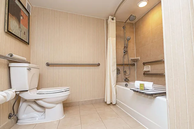 غرفة بسريرين مزدوجين بحوض استحمام لذوي الإعاقة، Doubletree By Hilton Hotel Lafayette 4/4