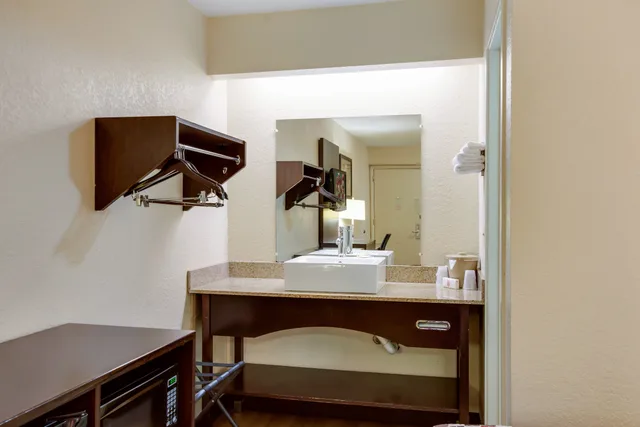 غرفة ديلوكس بسرير كينج، Red Roof Inn Grand Rapids Airport 9/9