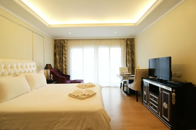 غرفة سوبيريور بسرير كينج، LK Miracle Suite 1/5