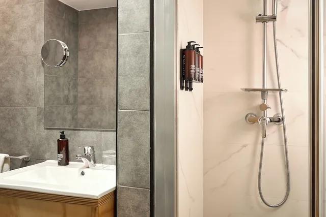 غرفة رباعية بسرير كوين وسريرين منفصلين بشرفة، ROOMS CIENCIAS 6/8