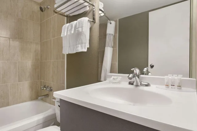 غرفة بسرير كينج، Days Inn by Wyndham Fallsview 3/5