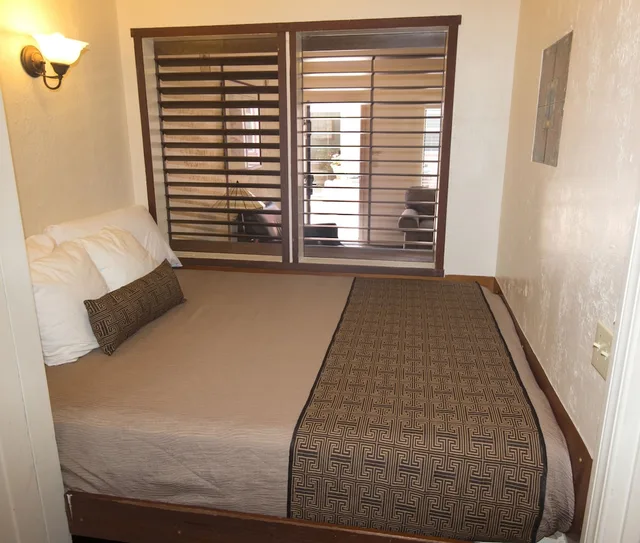 غرفة قياسية بسرير كوين بمطبخ، Capitola Venetian Hotel 2/4